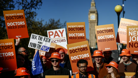 إضراب الأطباء المقيمين في إنجلترا يثير قلقًا واسعًا وسط لندن ويستمر ستة أيام