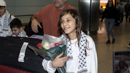 بعد رحلة انتظار شاقة.. طفلة غزية فقدت ذراعها في الحرب تصل لندن لتلقي العلاج