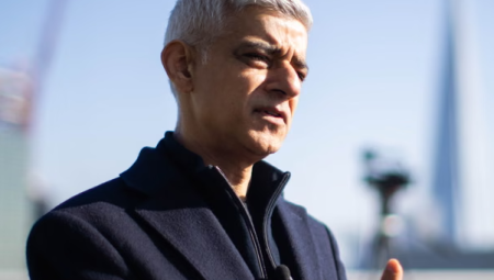 صادق خان يحذر من اقتصاد الغضب ويطالب بهيئة مركزية لمواجهة التضليل الرقمي