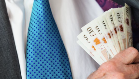 تقرير: آلاف الموظفين في المجالس المحلية البريطانية يتقاضون أجوراً تتجاوز دخل رئيس الوزراء