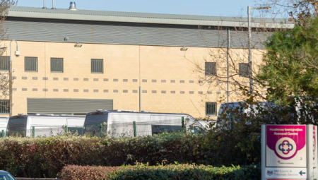 تقرير يكشف تعرض طالبي اللجوء للتقييد من الخصر والساقين خلال ترحيلهم من بريطانيا