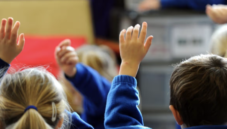 بريطانيا تطلق استراتيجية لتأهيل الأطفال دراسياً: مهارات أساسية لا غنى عنها قبل الروضة