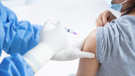 تقرير رسمي: برنامج لقاحات كوفيد-19 في بريطانيا إنجاز تاريخي لكنه أغفل المتضررين من آثاره