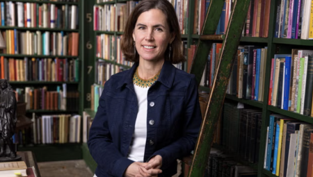 اختيار المؤرخة آنا كي لتدوين السيرة الذاتية الرسمية للملكة إليزابيث الثانية