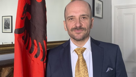 السفير الألباني: الإعلام والسياسيون اليمينيون يتخذون من الألبان “كبش فداء” في بريطانيا