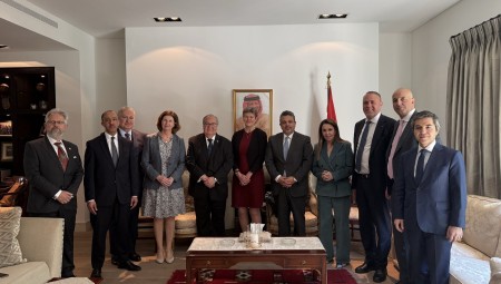 السفير الأردني يلتقي باربرا وودورد بمشاركة عدد من السفراء لبحث التطورات الإقليمية