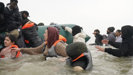 بريطانيا تبرم اتفاقاً أمنياً مع فرنسا بـ 660 مليون إسترليني لمواجهة الهجرة غير الشرعية