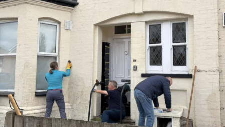 إبسوم: متظاهرون يهاجمون داراً للرعاية ظنوا أنه فندق للمهاجرين