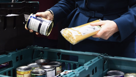بنوك الطعام في بريطانيا تواجه شتاءً قياسياً مع توزيع طرد غذائي كل 10 ثوانٍ