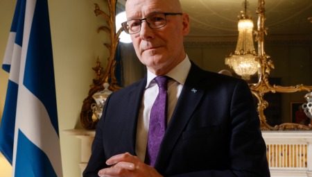 جون سويني يتحدّى صعود اليمين: اسكتلندا تحتاج الهجرة لتعزيز اقتصادها