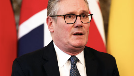 ستارمر يدعو لتحديث اتفاقية حقوق الإنسان لمواجهة الهجرة وصعود اليمين المتطرف