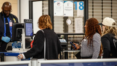 البريطانيون يواجهون تدقيقًا صارمًا في حسابات التواصل الاجتماعي قبل دخول أمريكا