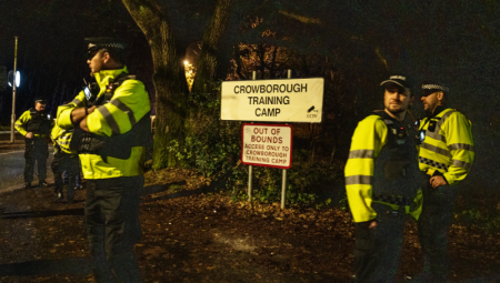 سكان شرق ساسكس يقدّمون طعنًا قانونيًا لمنع تحويل معسكر عسكري إلى مركز لطالبي اللجوء