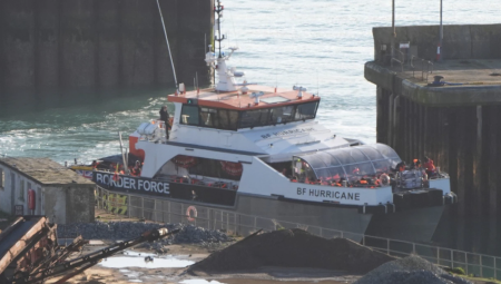 بريطانيا: مئات المهاجرين يعبرون القنال الإنجليزي