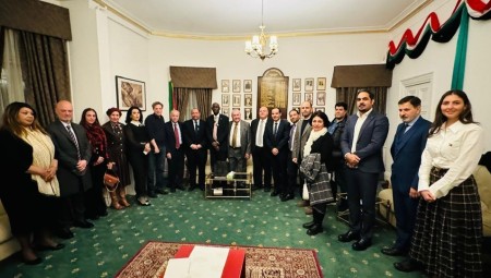 وفد الجالية العربية في بريطانيا يؤكد تضامنه مع السودان خلال زيارة للسفارة