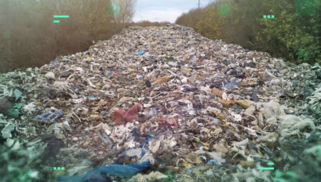 بريطانيا تنفق ملايين الجنيهات لإزالة مكب نفايات غير قانوني في أوكسفوردشير