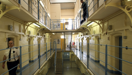 إعفاء موظفي السجون الأجانب من التأشيرات لتفادي أزمة تشغيل في بريطانيا