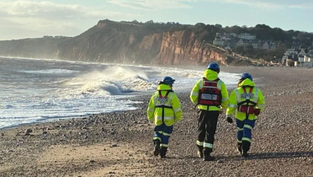 رجلان في عداد المفقودين بعد حادث سباحة خطير قبالة سواحل ديفون