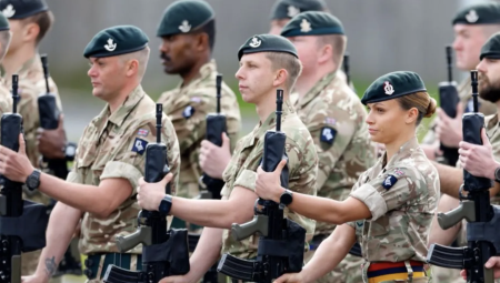 بريطانيا تطلق برنامج “سنة فاصلة” للعسكريين لتعزيز التجنيد