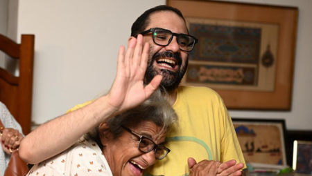 ضغوط سياسية في بريطانيا لسحب جنسية علاء عبد الفتاح بسبب منشوراته القديمة