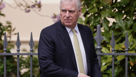 كتاب إليزابيث الثانية يفجر قنبلة: أندرو اعتدى جسدياً على كبير مساعدي الملكة!