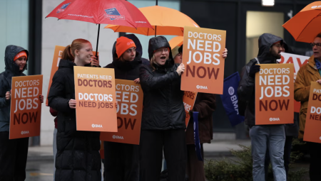 الأطباء المقيمون في إنجلترا يقررون مواصلة الإضراب لمدة ستة أشهر إضافية