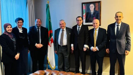 وفد مؤتمر الجالية العربية يزور سفارة الجزائر في لندن ويبحث آفاق التعاون الثقافي