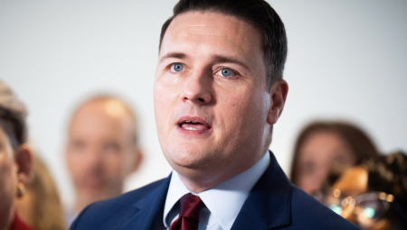 وزير الصحة البريطاني يدرس زيادة أكبر لأجور الأطباء المقيمين لإنهاء نزاع الإضرابات