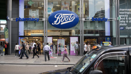 مراهق يسرق 130 ألف إسترليني ويحظر من دخول كل متاجر “بوتس” و“هولاند آند باريت”