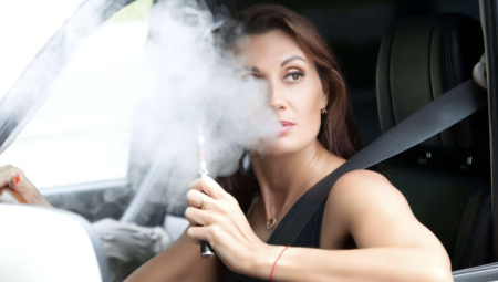 بريطانيا تعتزم حظر التدخين واستخدام السجائر الإلكترونية في السيارات التي تقل أطفالاً