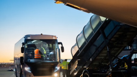 ابتلاع بطارية يُفشل ترحيل مدان إلى مصر ويُطلق تحقيقًا رسميًا