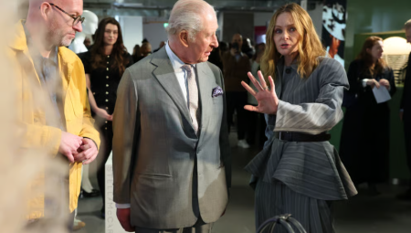 بعد ساعات من اعتقال الأمير أندرو.. الملك يحضر أسبوع الموضة في لندن