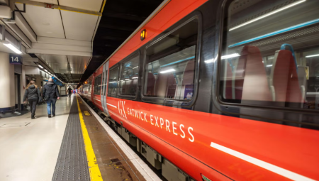 إلقاء القبض على رجل بحوزته أسلحة نارية مقلدة في قطار متجه إلى مطار جاتويك