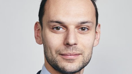 دعوات لإقالة وزير عمالي بعد اتهامه صحافيين زوراً بالارتباط بالاستخبارات الروسية