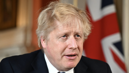 جونسون يدعو لندن وحلفاءها لإرسال قوات سلمية إلى أوكرانيا فورًا