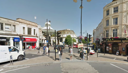 تحقيق في جريمة قتل بوسط ويمبلدون بعد مقتل رجل طعنًا