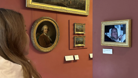 نشطاء يعلقون صورة لأندرو ماونتباتن ويندسور في متحف اللوفر بعد توقيفه لعلاقته بإبستين