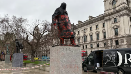 اعتقال رجل بعد تخريب تمثال ونستون تشرشل في ساحة البرلمان