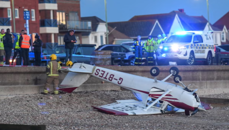 نجاة طيار بعد تحطم طائرته الخفيفة قبالة شاطئ في Gosport