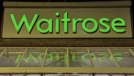 سحب مياه Waitrose لاحتمالية تلوثها بالزجاج
