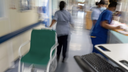 مرضى NHS ينهارون في الممرات بسبب الاكتظاظ والافتقار للرعاية
