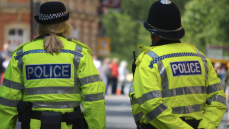 ضباط من الشرطة البريطانية يتورطون بعلاقات خطرة مع مجرمين وسجناء