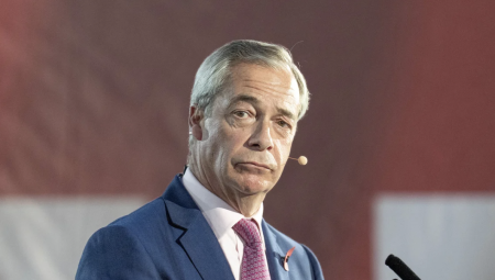 34 زميلاً سابقًا يتهمون نايجل فاراج بالسلوك العنصري والمعادي للسامية في المدرسة