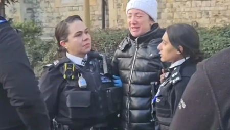 مشهد يثير الجدل في لندن: تكبيل امرأة بالأصفاد وتغريمها 100 جنيه لإطعام الحمام