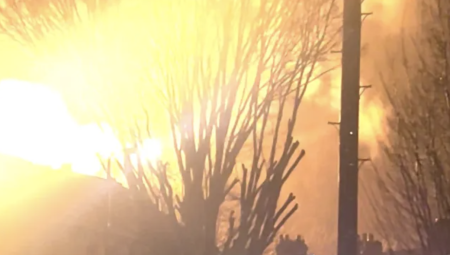 انفجار وحريق ضخم في غرب لندن يسبب فوضى في مطار هيثرو