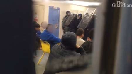 أكثر من 100 طالب لجوء يحتجون على خطة واحد يدخل، واحد يخرج وسط تدخل أمني مشدد