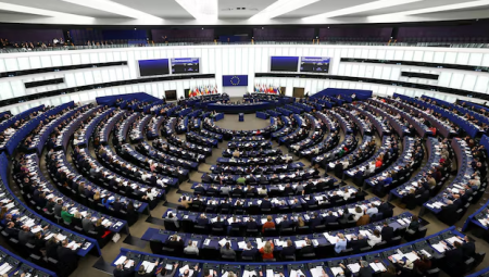 البرلمان الأوروبي يجمّد تصديق الاتفاقية التجارية مع الولايات المتحدة