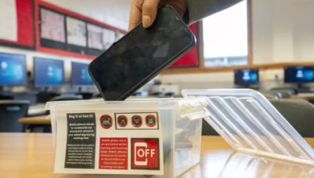 وزيرة التعليم تدعو لجعل المدارس خالية من الهواتف طوال اليوم الدراسي