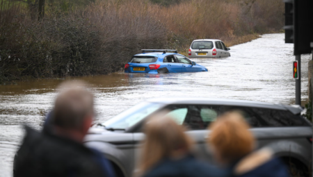 فيضانات واسعة تعزل جنوب غرب إنجلترا بعد العاصفة تشاندرا