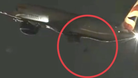 فيديو/ سقوط عجلة هبوط لطائرة بريطانية أثناء إقلاعها من لاس فيغاس